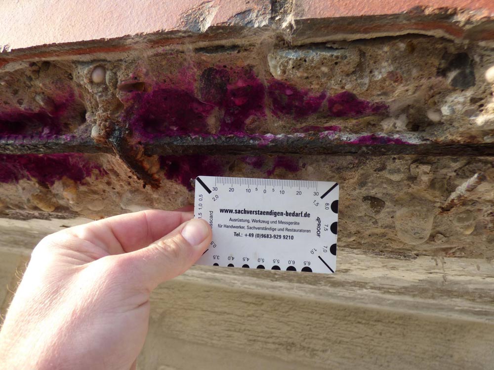 SVBS Sachverständigenbüro Boris Slawjinski in Weinheim, Visitenkarte vor geschädigtem Mauerwerk